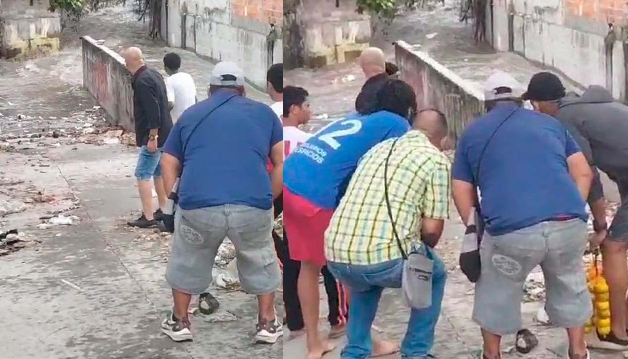 Vecinos viendo como los niños son arrastrados.