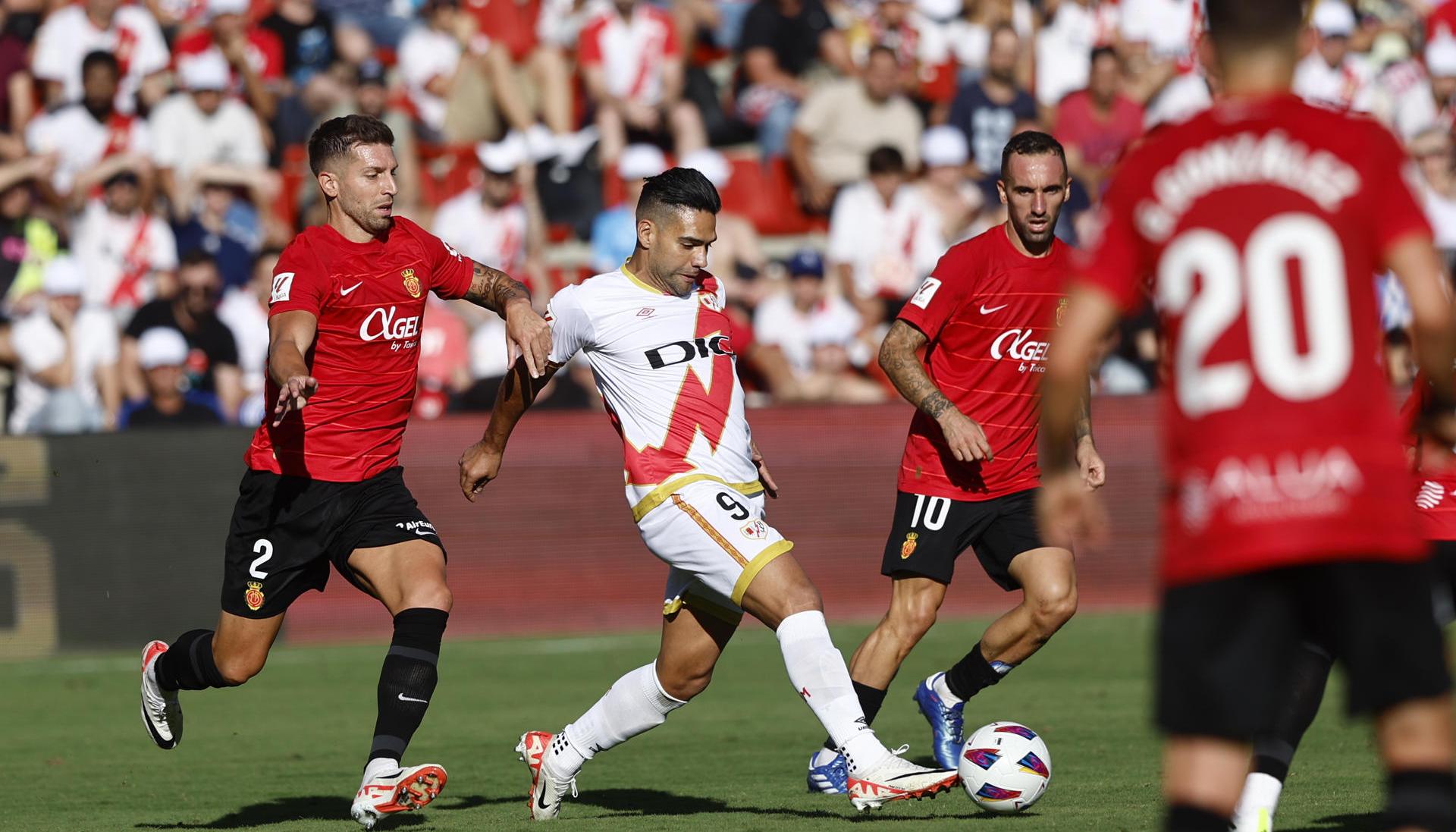 Radamel Falcao intentando controlar un balón ante el Mallorca.