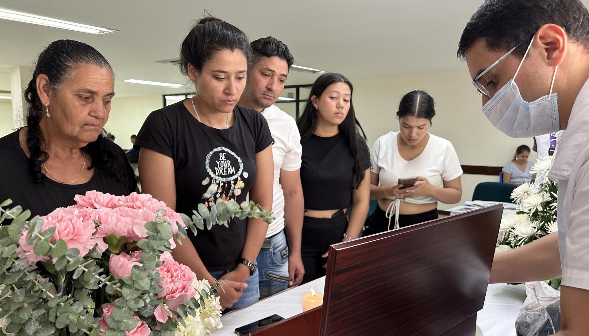 Familiares de Francisco Javier González Parra durante la ceremonia de entrega de sus restos.