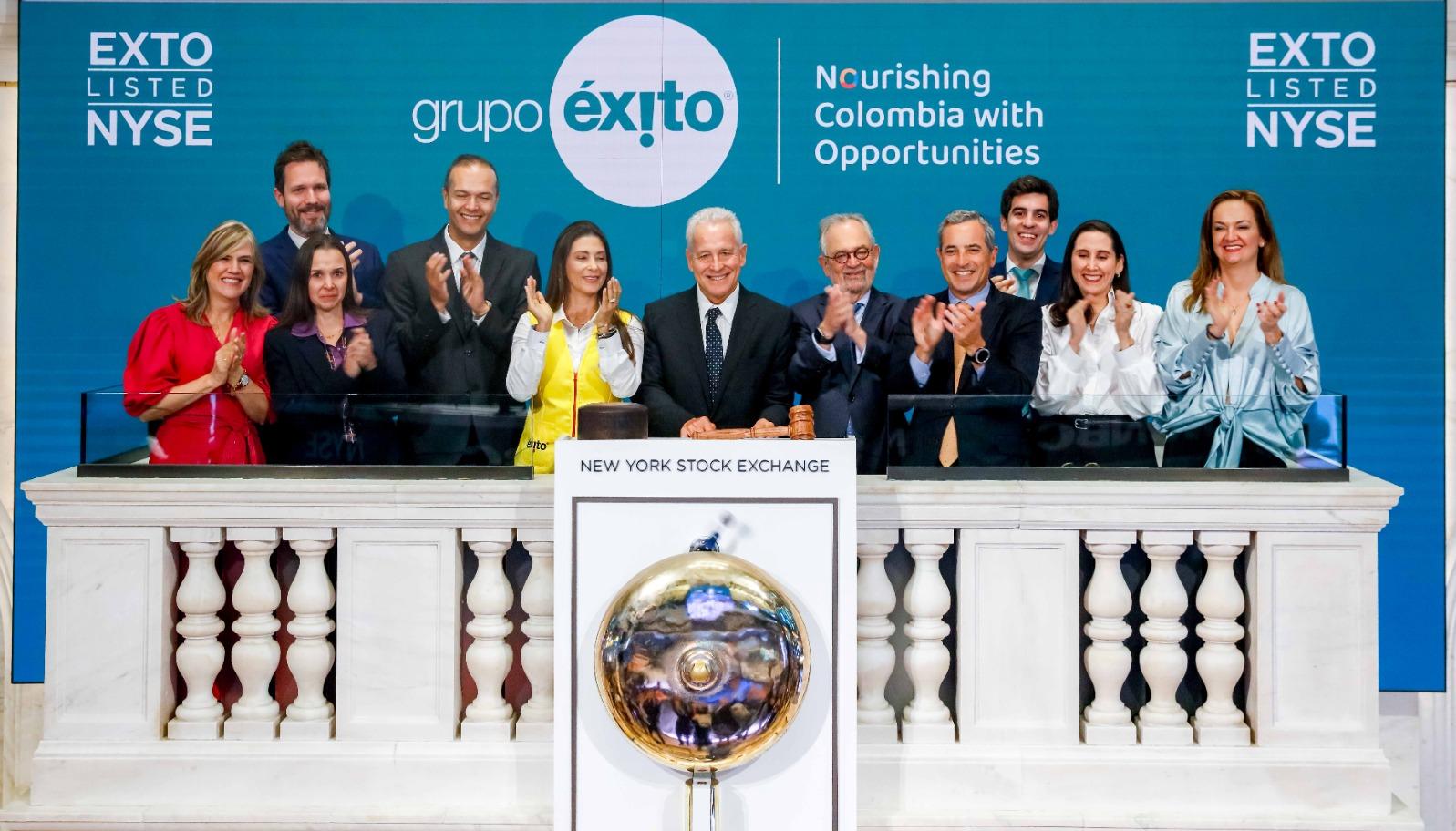 Directivos y empleados del grupo Éxito en el ingreso a la Bolsa de Valores de Nueva York