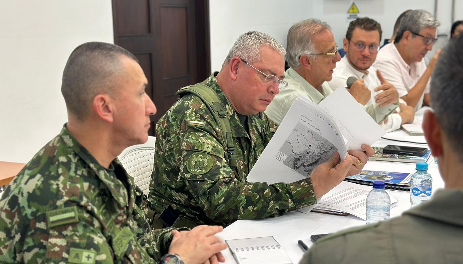 El comandante de las Fuerzas Militares, el general Helder Fernán Giraldo (centro).