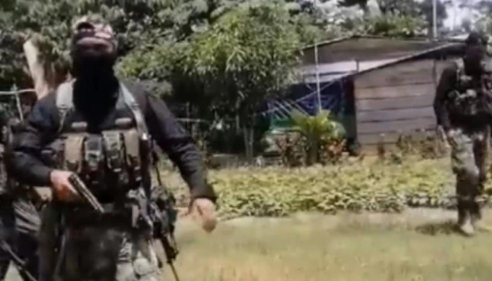 Imagen de los hombres armados amenazando.