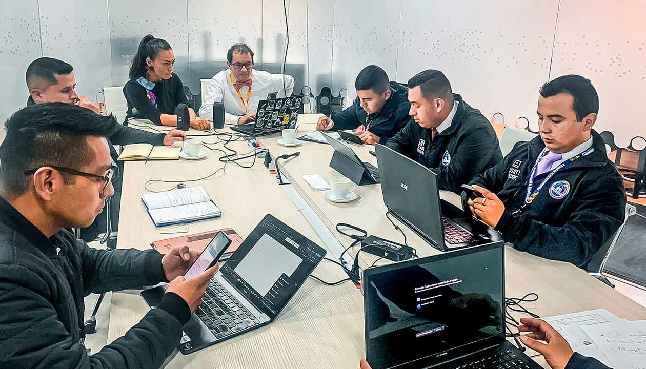 Miembros del Puesto de Mando Unificado haciendo su trabajo.
