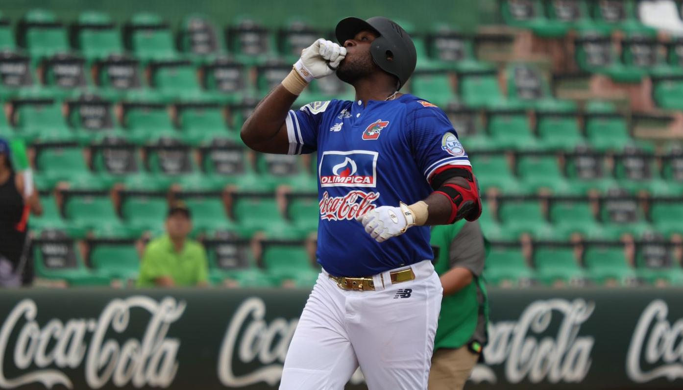 El dominicano Jesús Valdez sacudió uno de los tres jonrones de Caimanes en la primera entrada. 