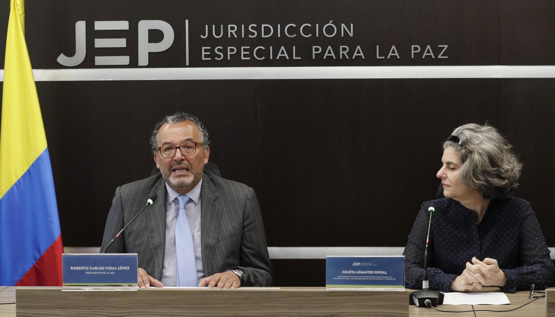 El presidente de la Jurisdicción Especial para la Paz (JEP), magistrado Roberto Carlos Vidal, junto a la magistrada de la JEP, Julieta Lemaitre.