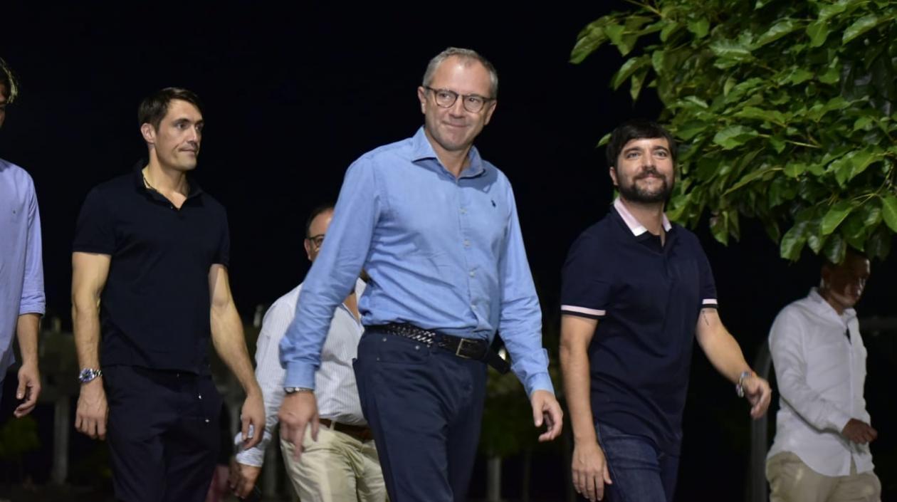 Jaime Pumarejo en compañía de Stefano Domenicali, presidente de la Fórmula 1.