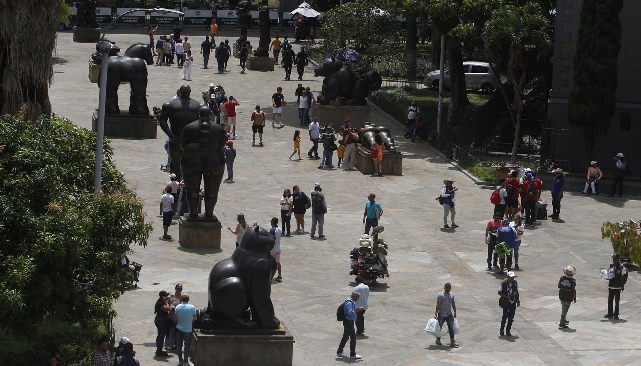 Ciudadanos aprecian las obras del maestro Botero, hoy, en la Plaza Botero, en Medellín