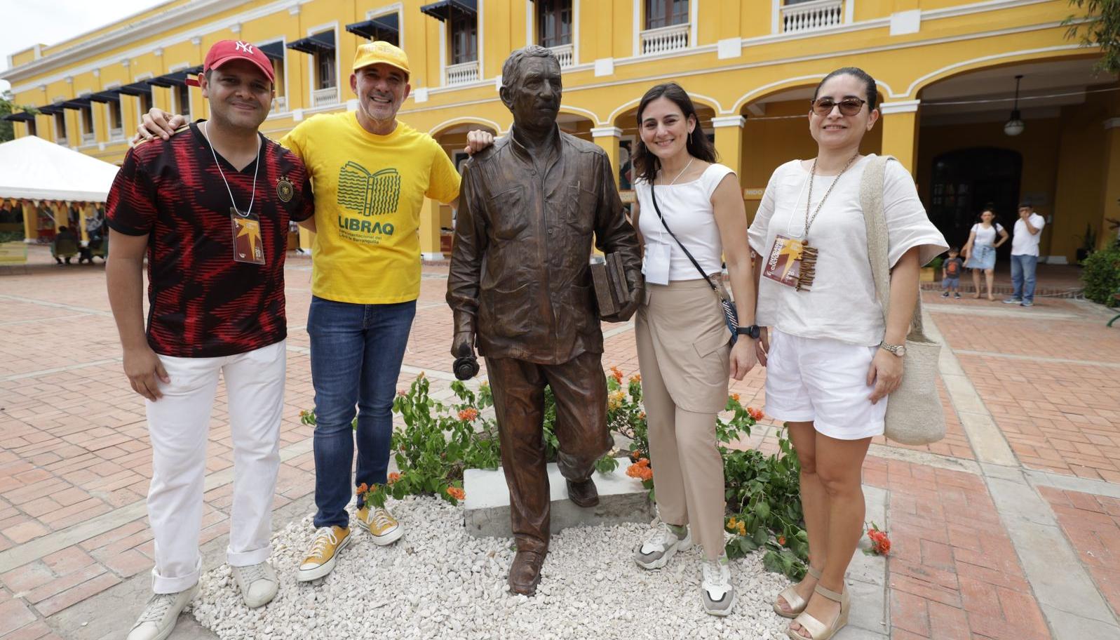 La escultura ‘Retrato en el Jardín”, en homenaje a Gabriel García Márquez, del autor cubano José Villa Soberón, llegó a la Plaza de la Aduana.