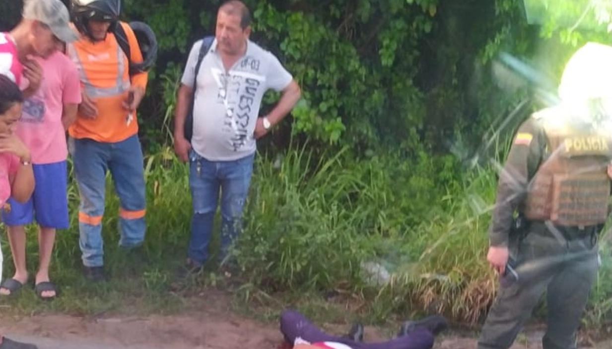 En el lugar quedó muerto el conductor de una de las motocicletas. 