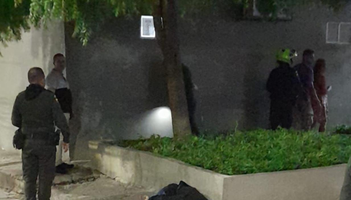 La Policía en el sitio donde fue baleado un hombre en la Ciudadela 20 de Julio. 