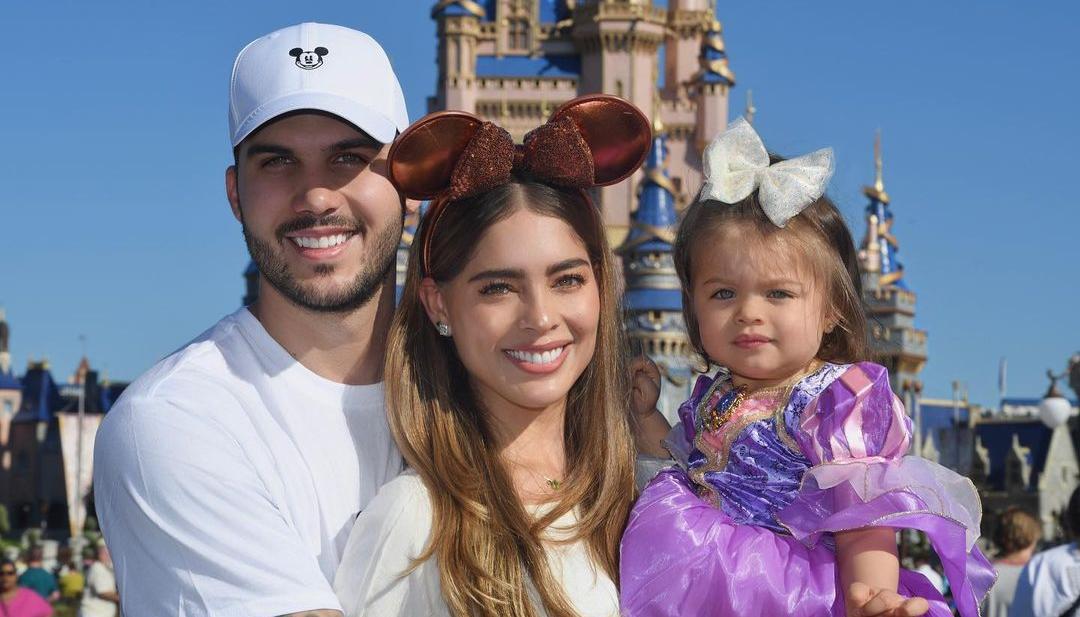 María Camila Avella junto a su esposo e hija.
