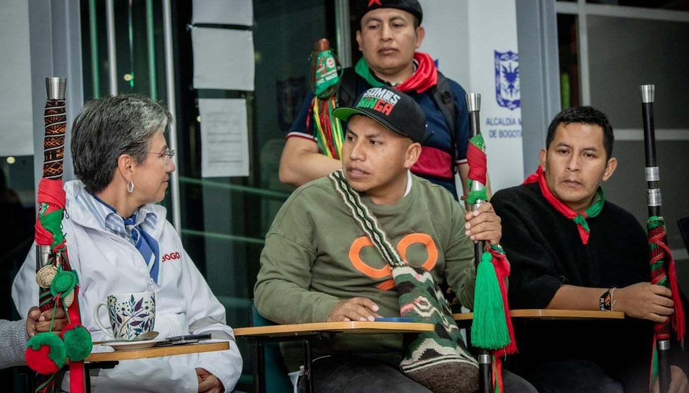 La alcaldesa de Bogotá, Claudia López, en la instalación del Puesto de Mando Unificado con miembros de la guardia indígena.