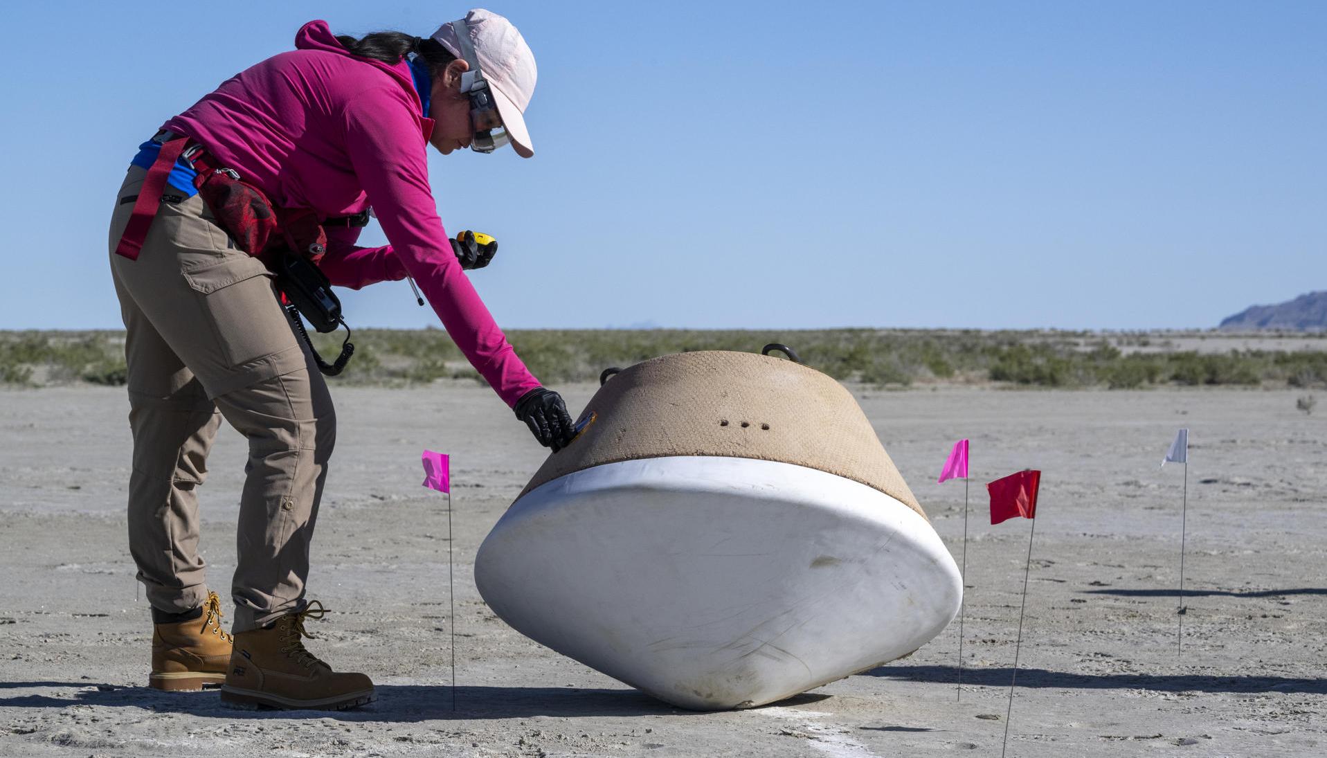 Foto de archivo de una integrante del equipo de recuperación de la cápsula de la misión OSIRIS-REx en un ensayo de campo.