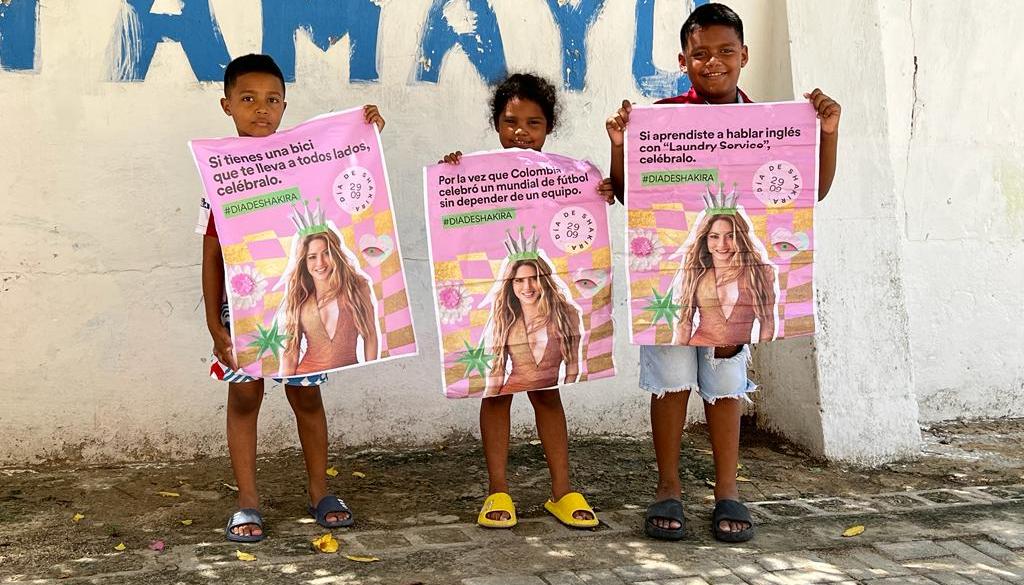Tres niños del barrio El Bosque que esperan la llegada de Shakira.