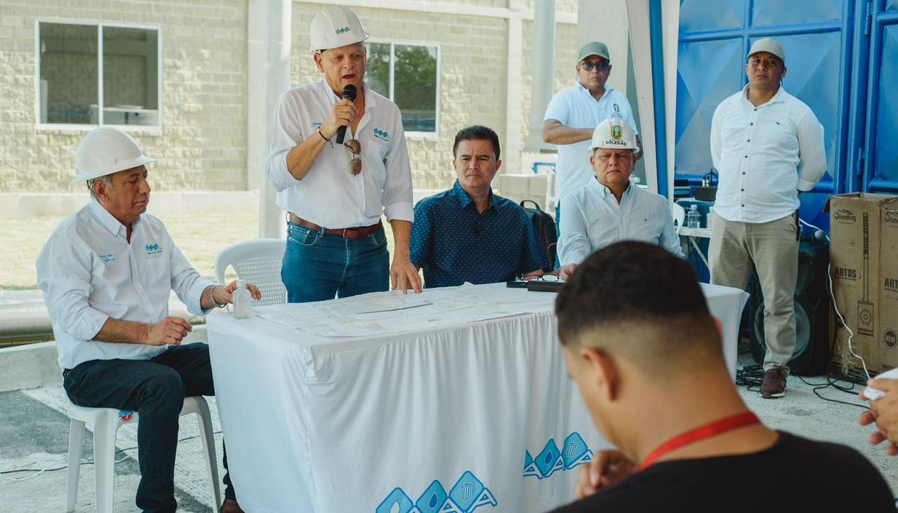 Imagen de la entrega de la planta.