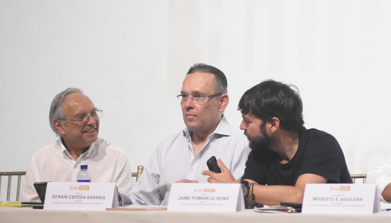 Ministro de Hacienda Ricardo Bonilla con el senador Efraín Cepeda y el Alcalde Jaime Pumarejo.