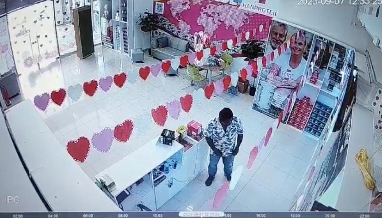 Momento del hurto en el norte de Barranquilla. 