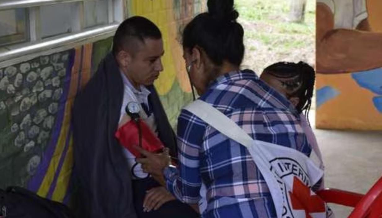 Soldado liberado recibiendo atención médica de la Cruz Roja Internacional.