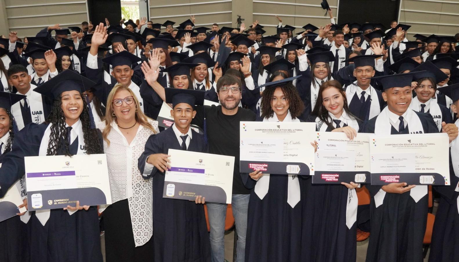 La promoción completa de graduados por Universidad al Barrio.
