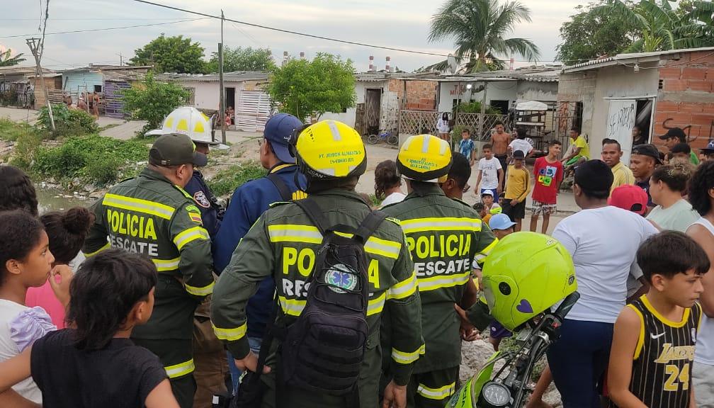 Unidades de la Policía de Rescate en búsqueda del hombre y el niño.