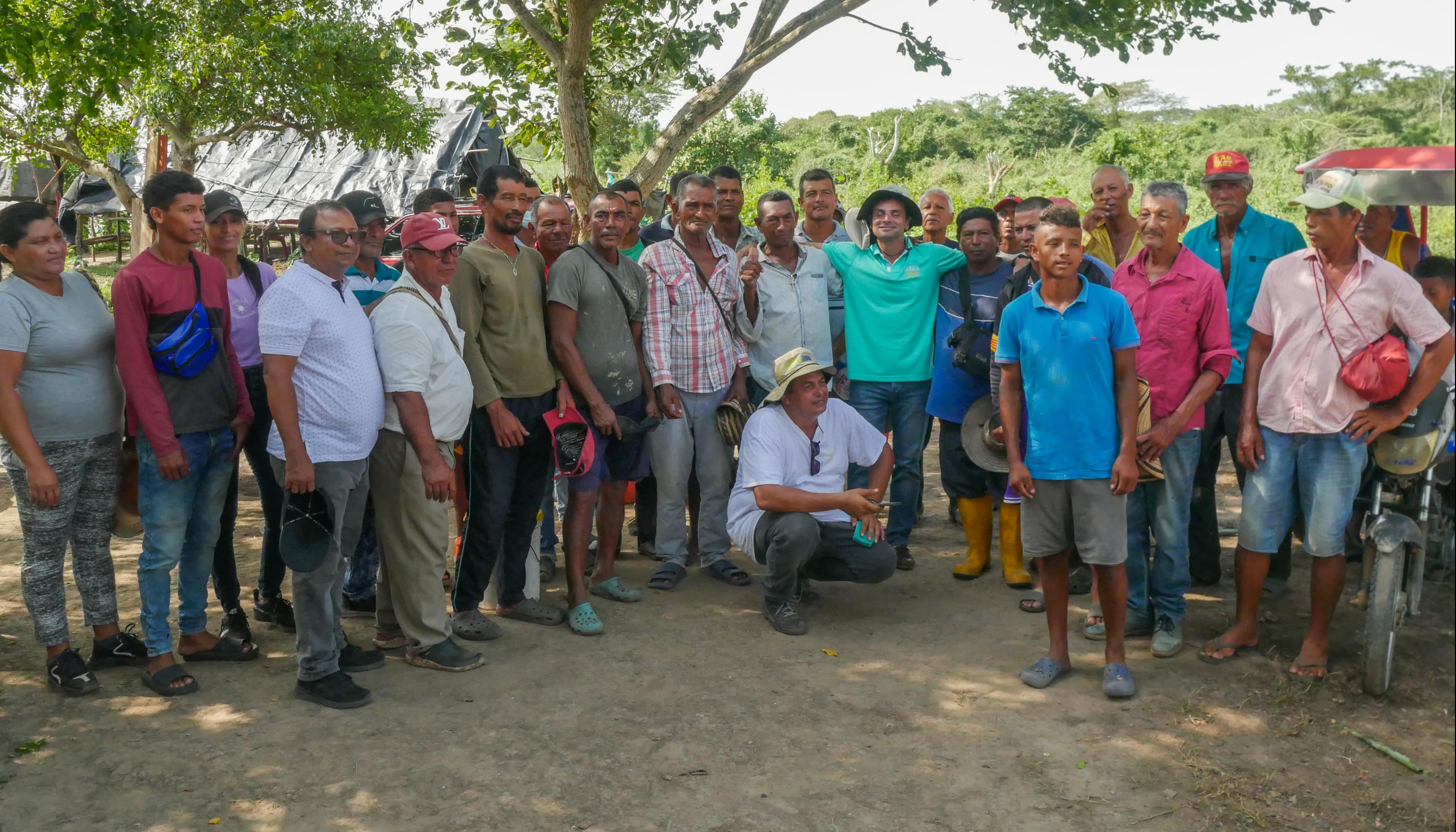El candidato Alfredo Varela con campesinos y pescadores en la ciénaga del Uvero, Ponedera