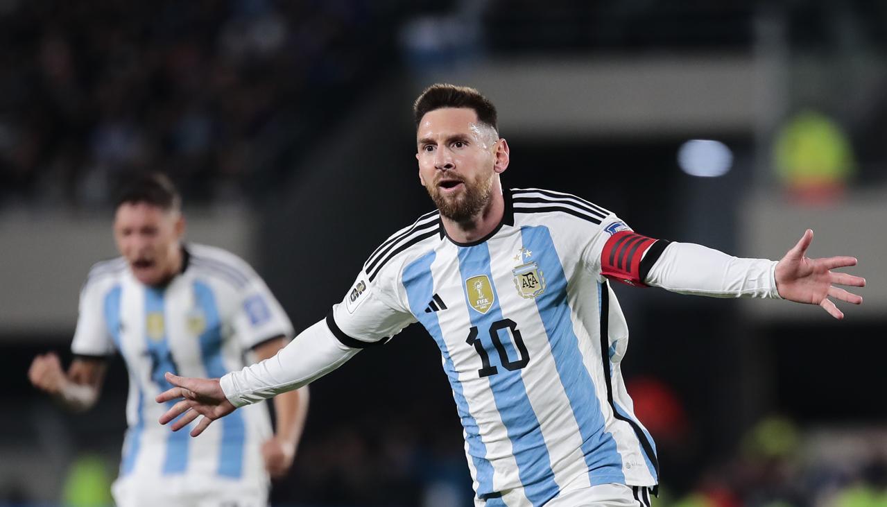 Lionel Messi festeja el gol de tiro libre que le dio el triunfo a Argentina sobre Ecuador. 