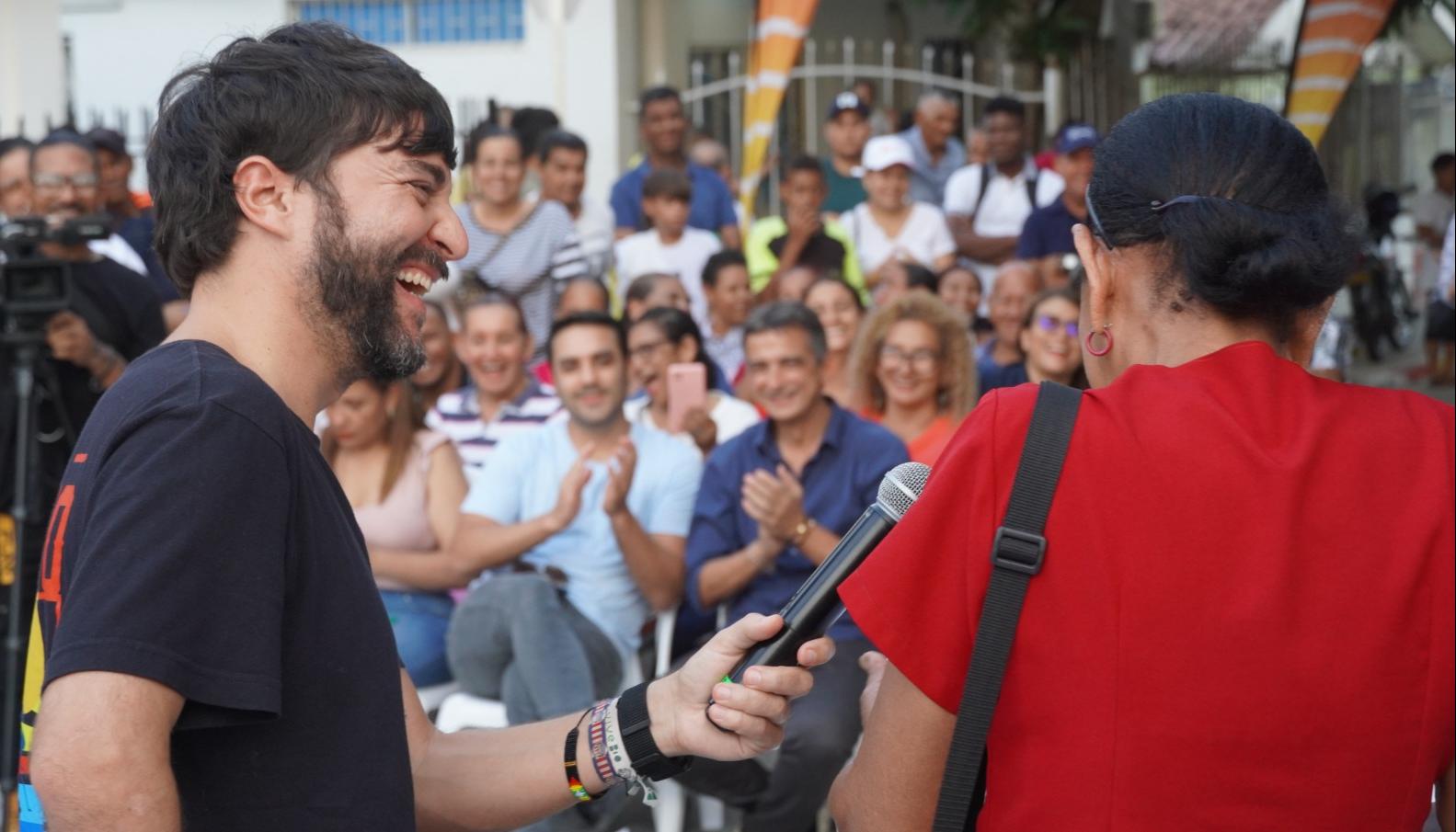 Alcalde Jaime Pumarejo entregando los títulos de vivienda.