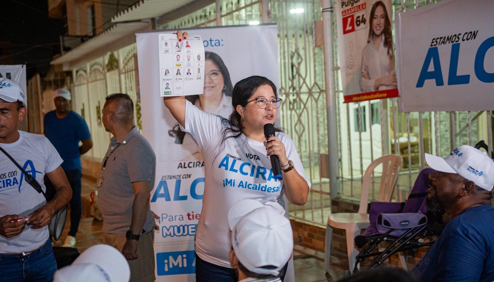 La candidata a la Alcaldía de Soledad Alcira Sandoval realiza pedagogía electoral en las reuniones con comunidades
