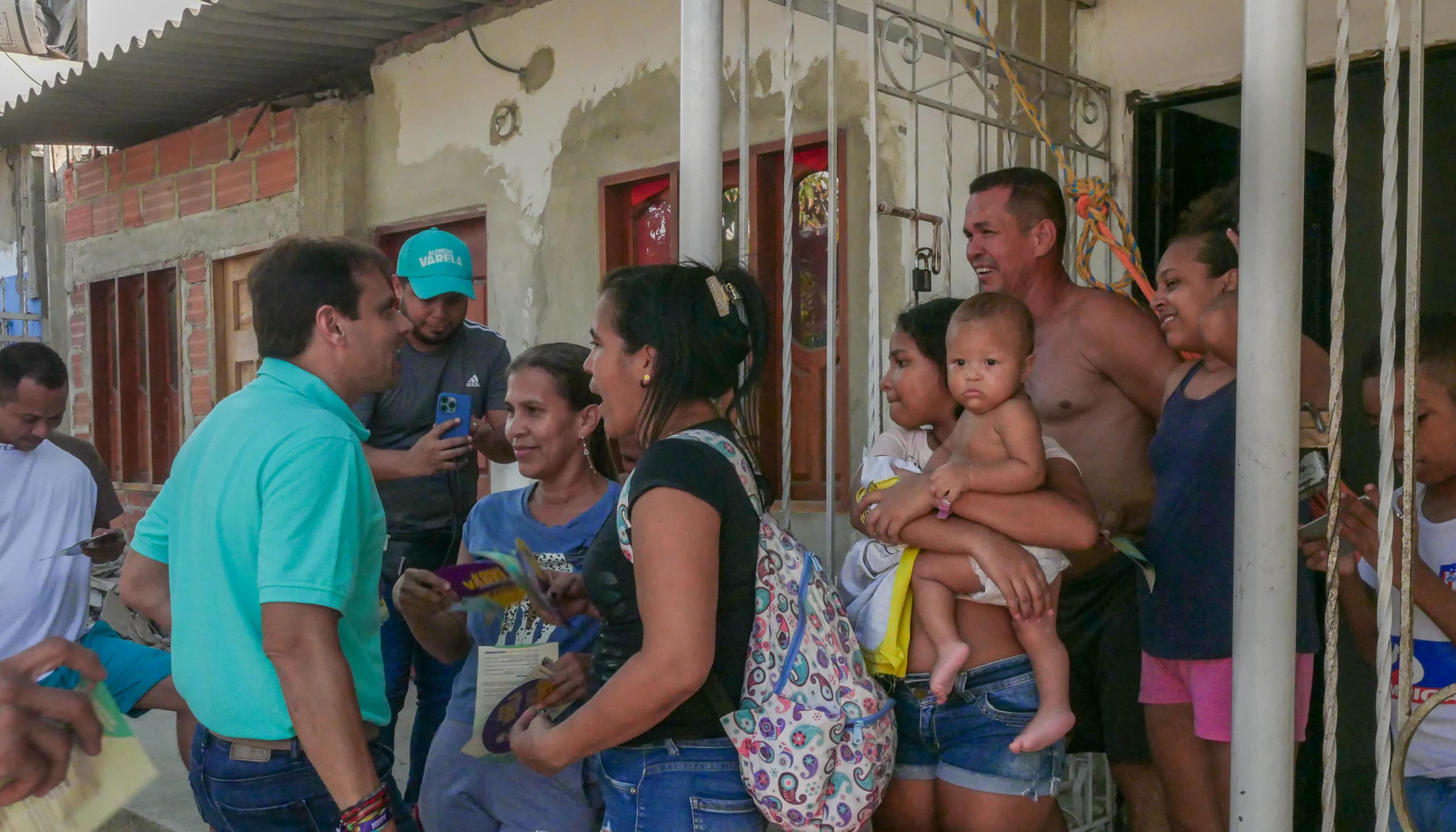 Alfredo Varela en la visita a los barrios Los Angeles y El Pueblo, en el suroccidente de Barranquilla