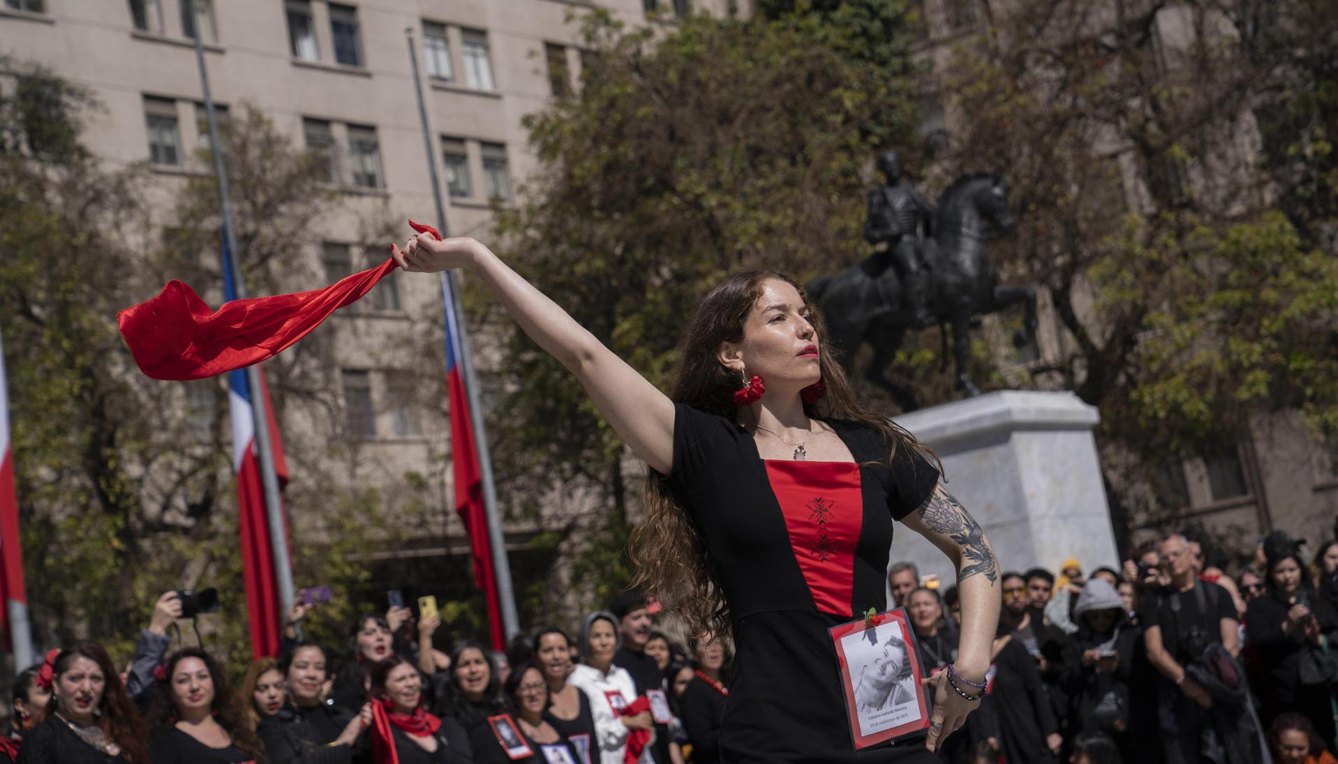  Mujeres bailan una variación de la cueca tradicional creada por la Agrupación de Familiares de Detenidos Desaparecidos, en conmemoración de los 50 años del golpe de Estado en Chile