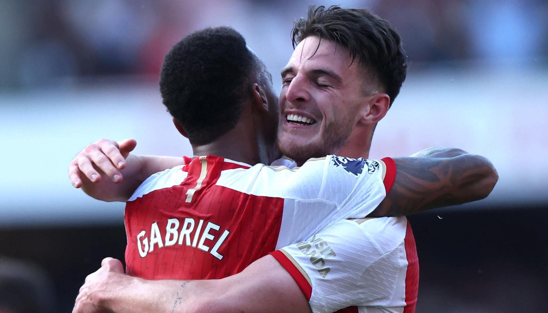 Declan Rice y Gabriel Jesús celebrando uno de los goles.