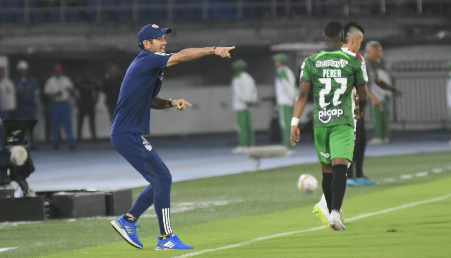Arturo Reyes vivió intensamente en la raya el partido contra Nacional. 