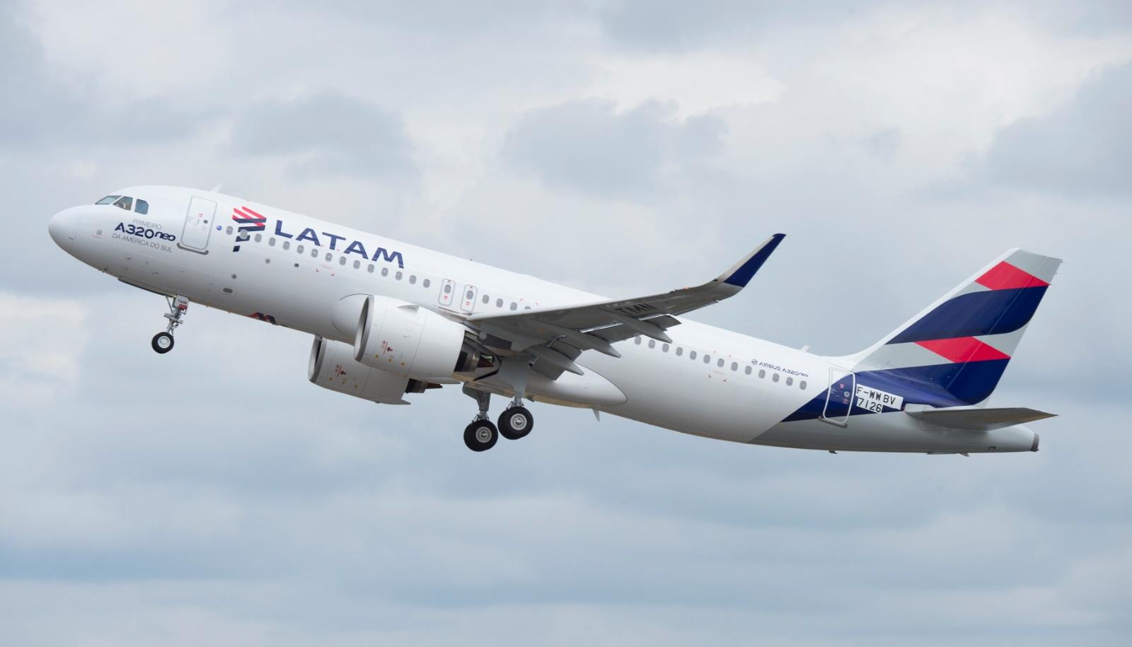 Latam no puede vender vuelos desde y hacia Bogotá sin tener autorizados los permisos de despegue y aterrizaje