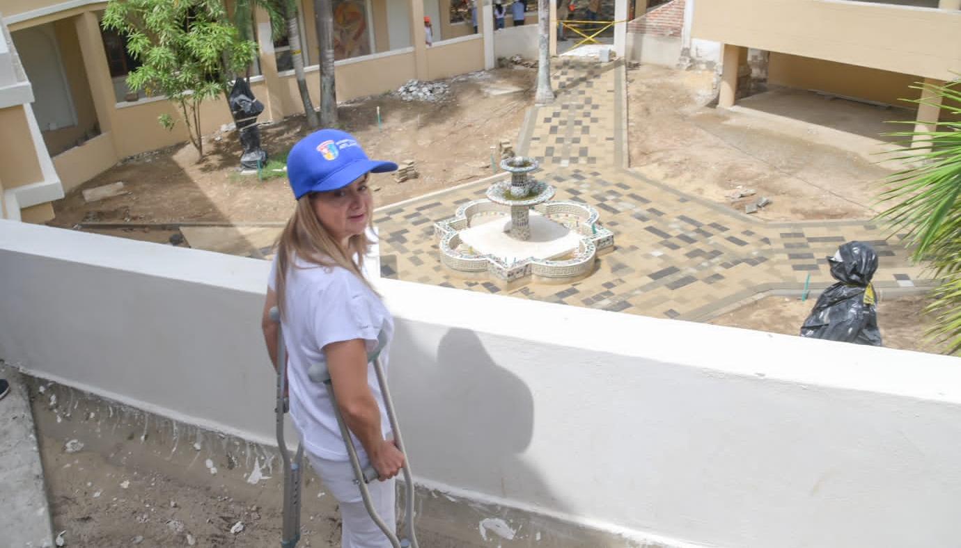 La gobernadora Elsa Noguera revisando las obras.