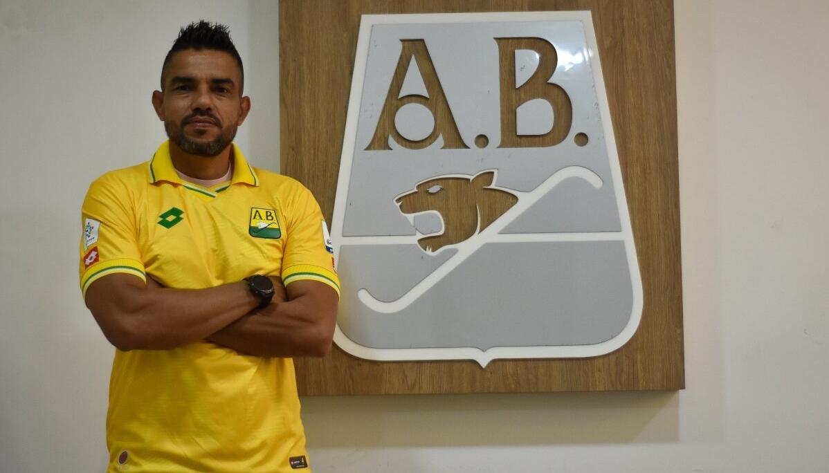 Alexis Márquez siendo presentado como entrenador del Bucaramanga.