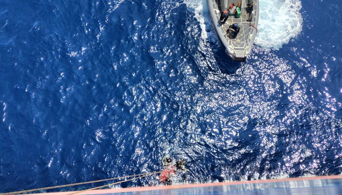 Momentos en que la Armada intercepta la embarcación de bandera de Indonesia
