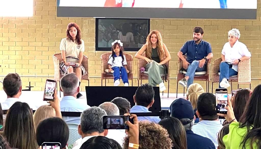 Shakira durante la inauguración del megacolegio en El Bosque, acompañada del Alcalde Jaime Pumarejo.