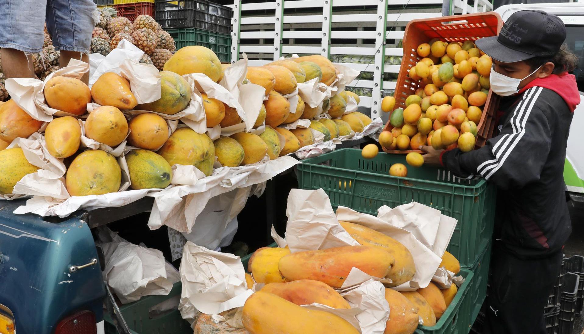 Comerciantes que trabajan en la venta y distribución de alimentos en la plaza de mercado Corabastos, Bogotá.