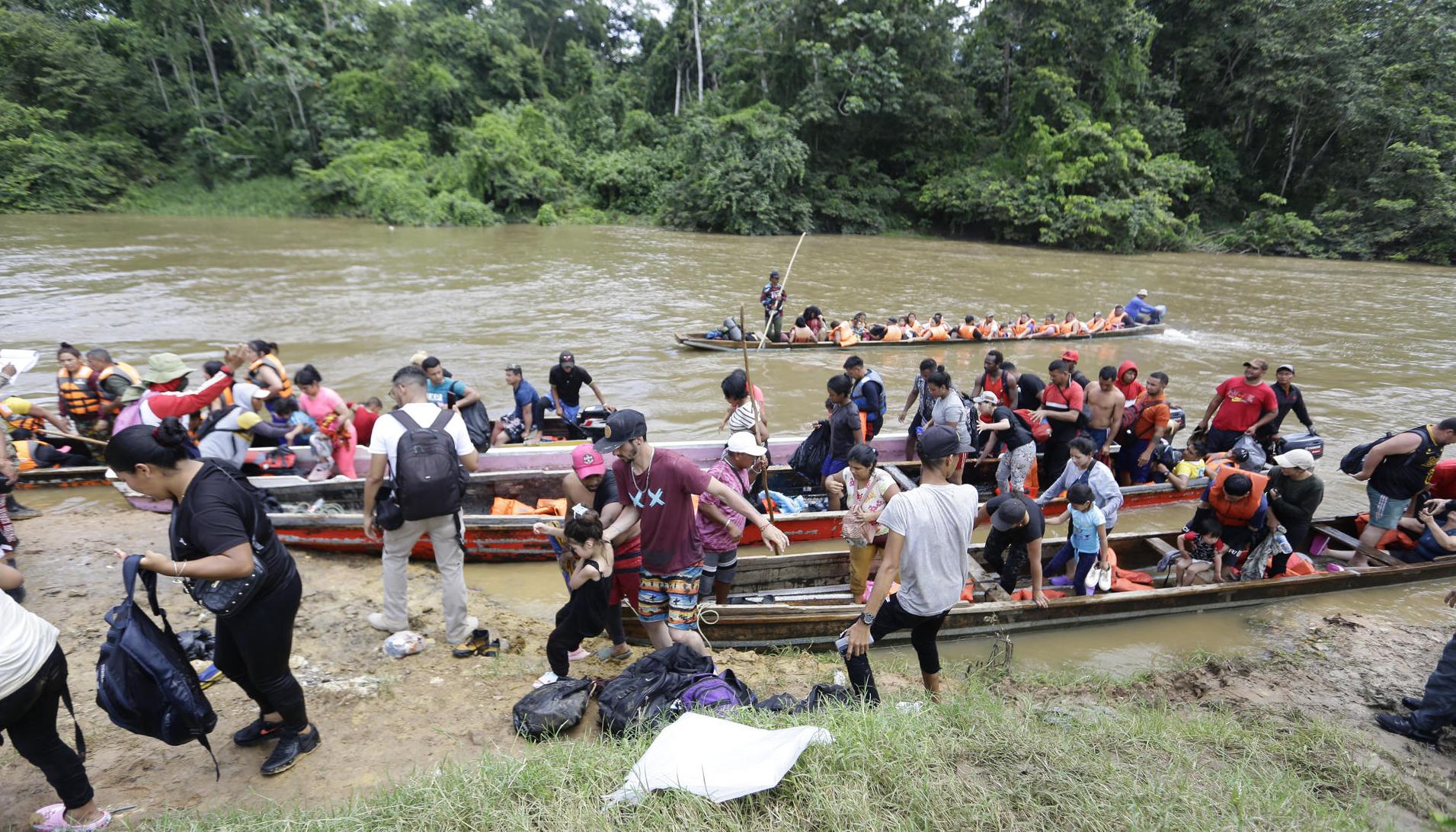 Migrantes son transportados en canoas en el sector de Lajas Blancas en el Darién (Panamá), en una fotografía de archivo