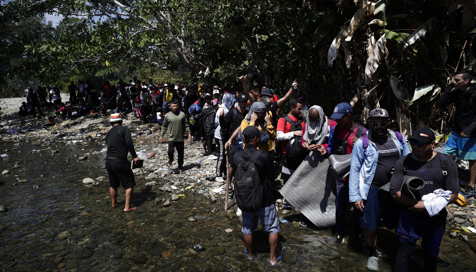 Migrantes esperan para ser trasladados en canoa desde la Quebrada León hasta Bajo Chiquito, en Darién (Panamá)