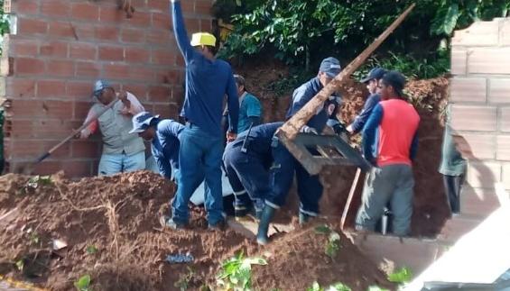 Rescatistas en la vivienda en cuyo interior murieron 4 personas en Antioquia