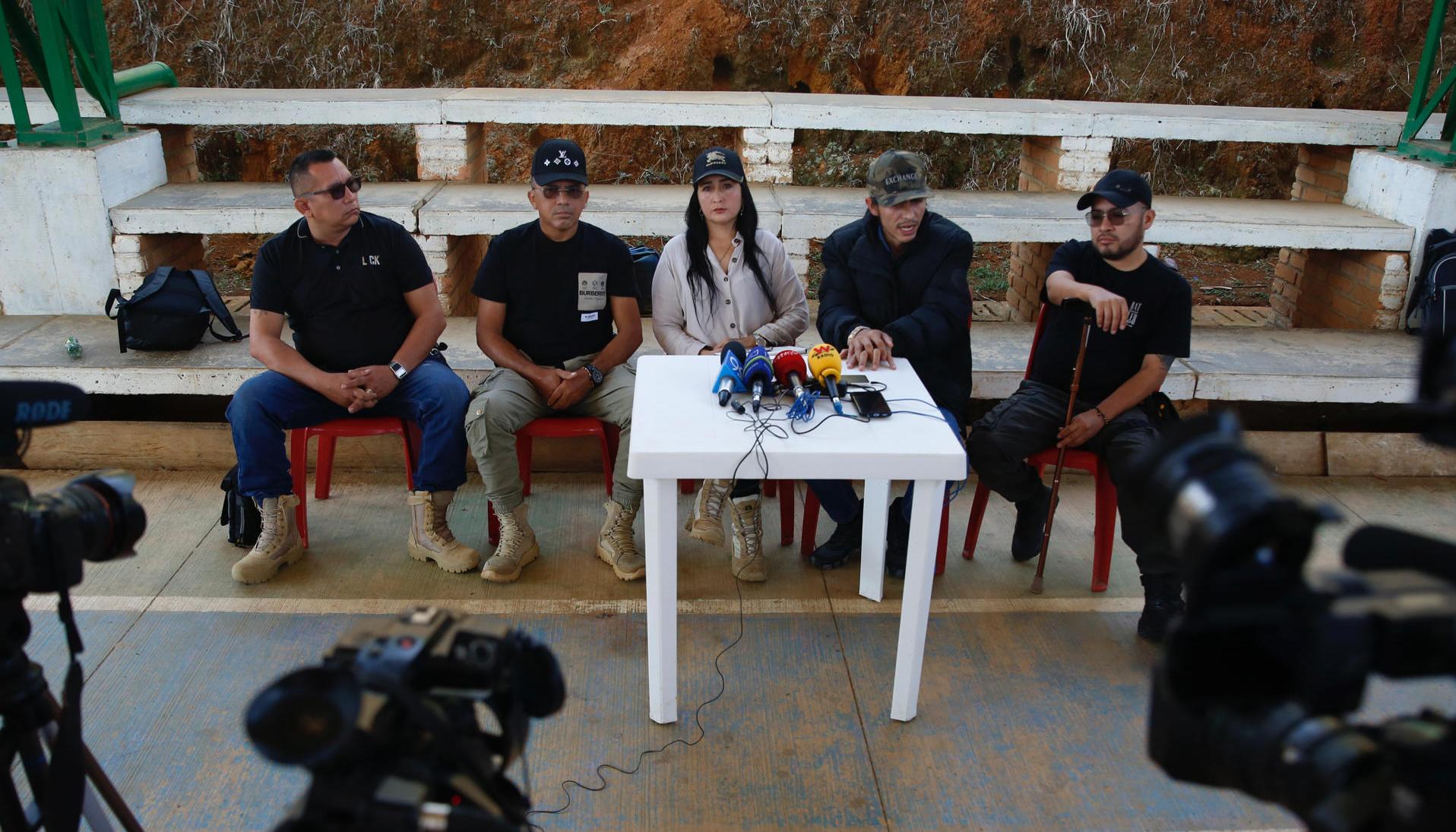 ‘Andrey Avendaño’, jefe de la delegación de las disidencias de las FARC, habla con periodistas este domingo en Suárez.