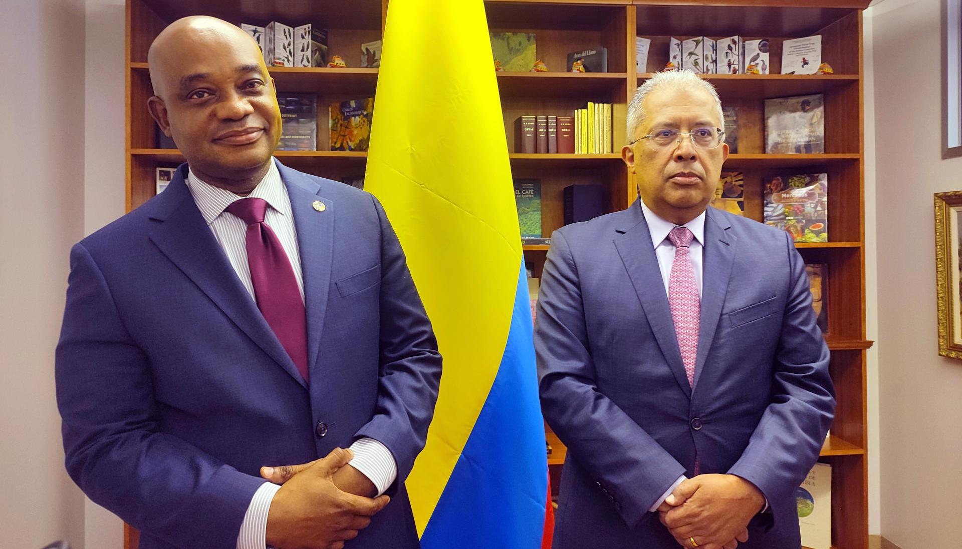 El viceministro de Relaciones Exteriores de Colombia, Francisco Coy (d), y el embajador en Estados Unidos, Luis Gilberto Murillo (i).