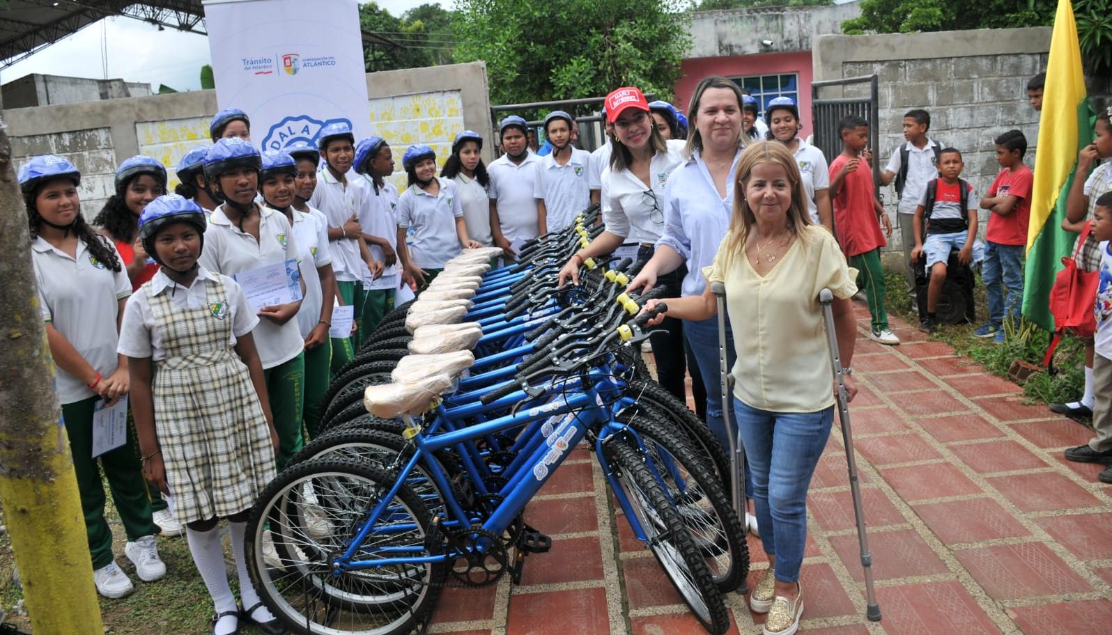 La gobernadora Elsa Noguera junto a las bicicletas y las beneficiarias.