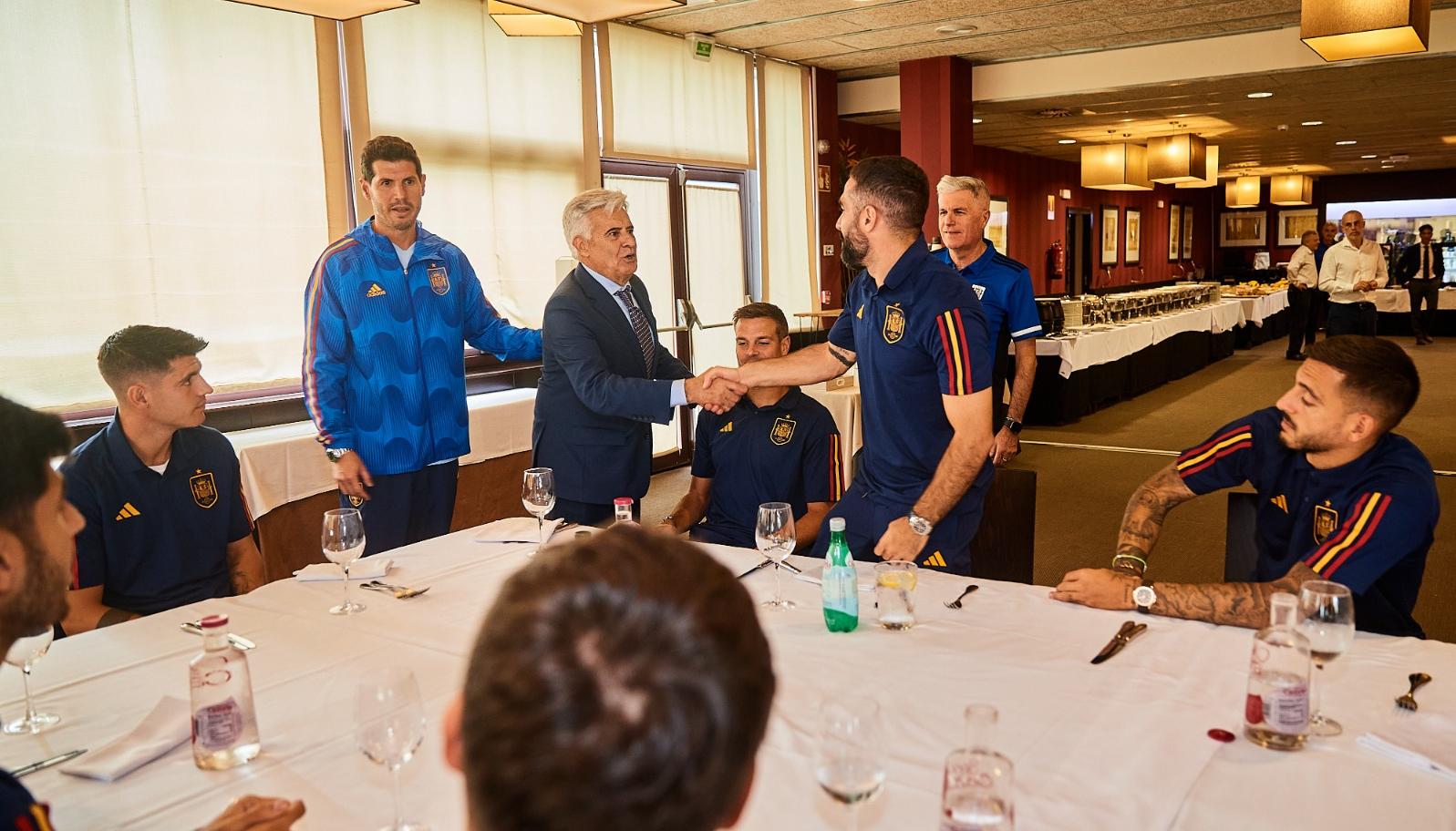 Los jugadores de la selección española con el presidente de la Federación, Pedro Rocha. 