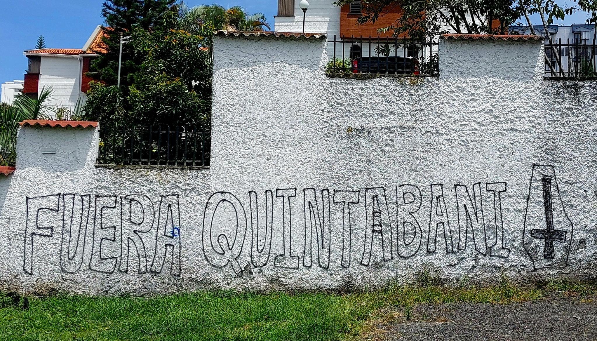 Uno de los mensajes que aparecieron en las afueras de la residencia de Quintabani, 
