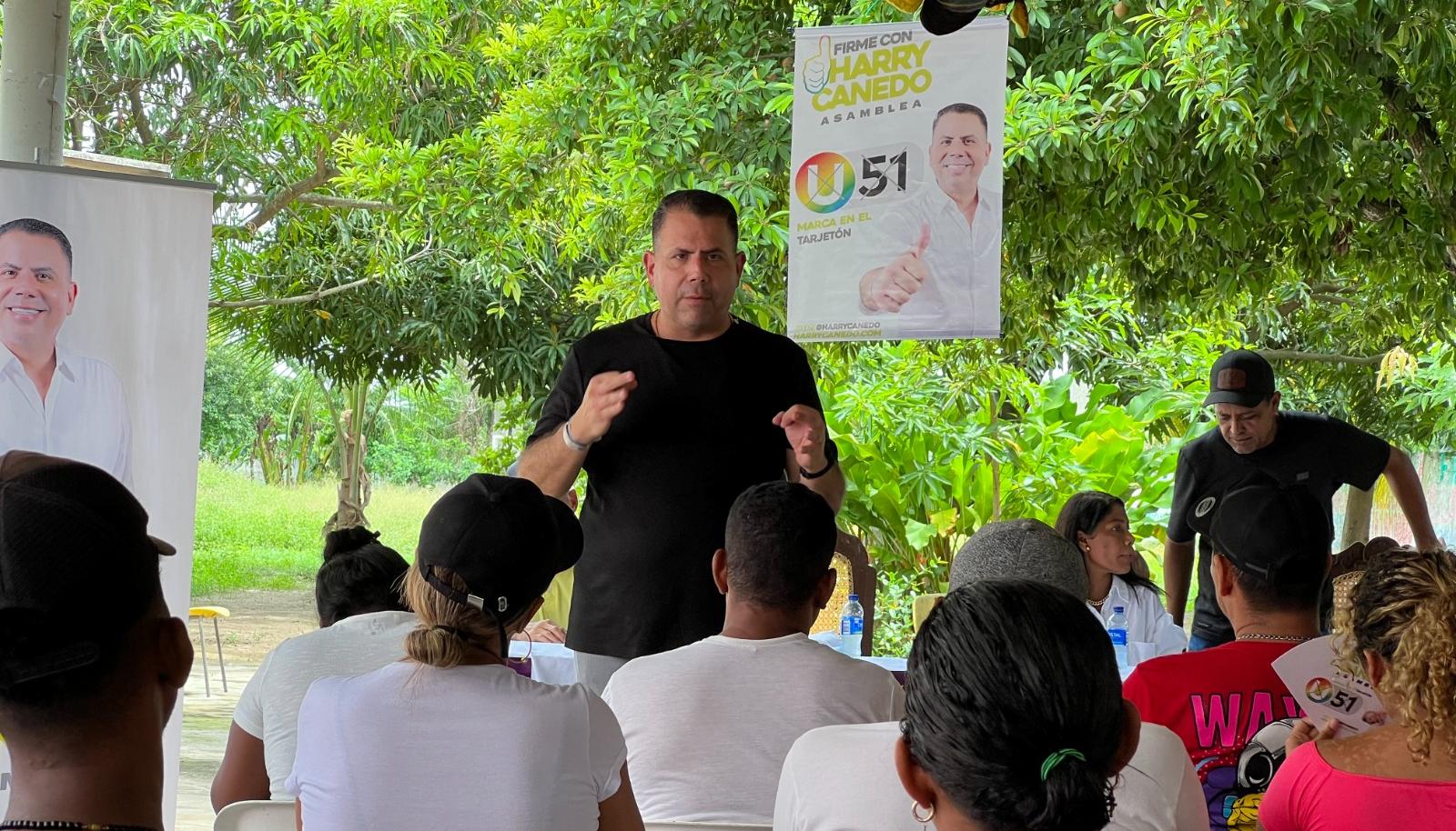Harry Canedo, candidato a la Asamblea, en la visita a varios municipios