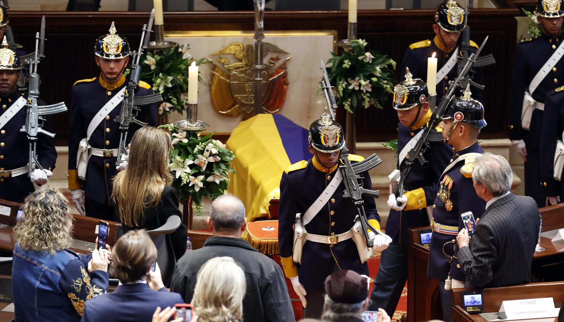 Soldados del batallón Guardia Presidencial acompañan el féretro del maestro Fernando Botero.