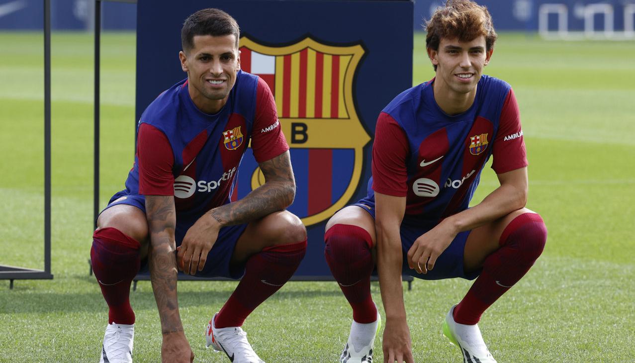 Los portugueses Joao Cancelo y Joao Félix, últimas incorporaciones del Barcelona. 