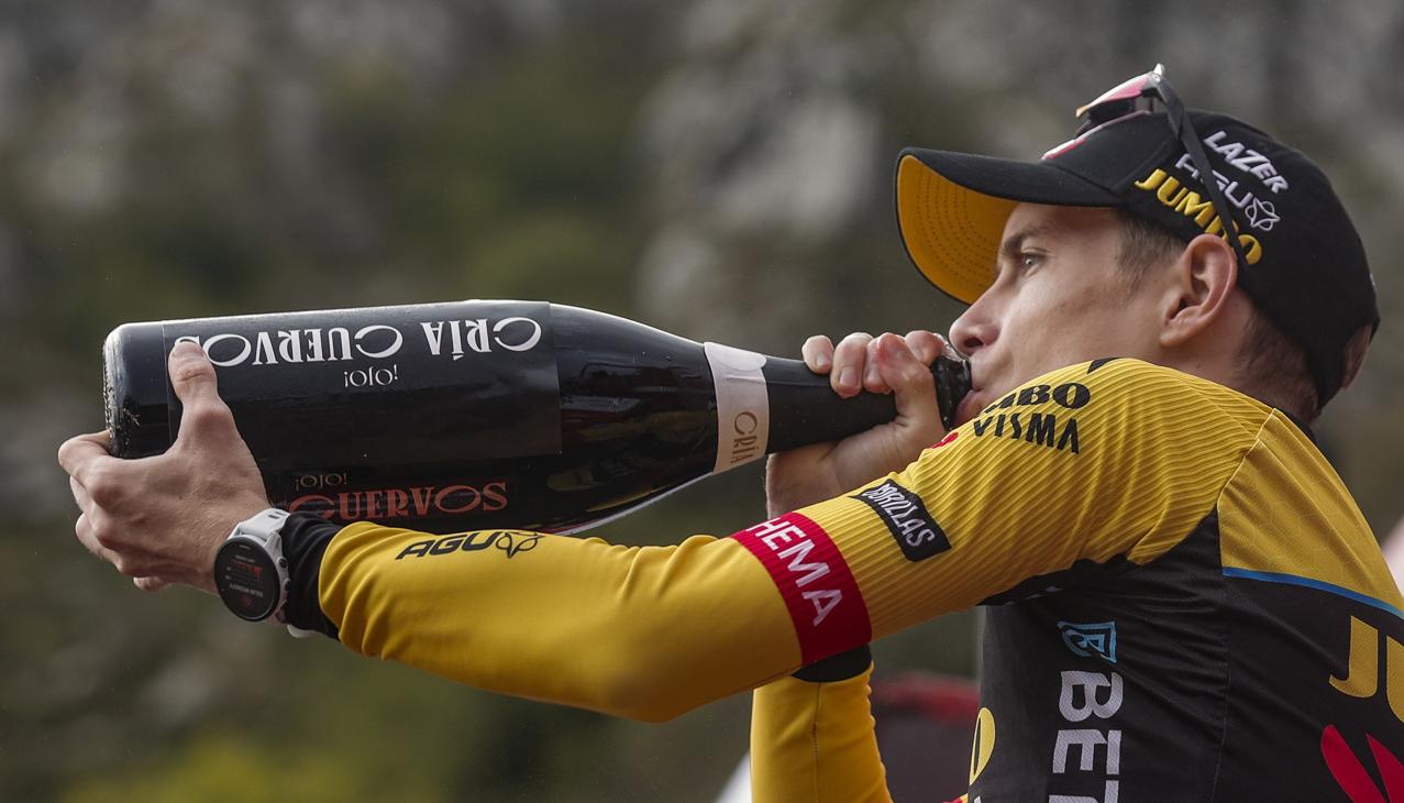 El danés Jonas Vingegaard celebró con champaña su triunfo en la etapa 16 de la Vuelta.
